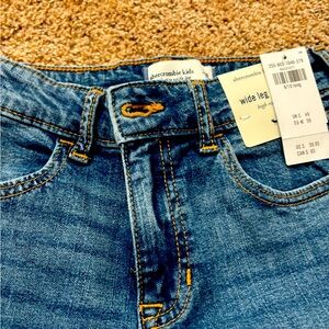 Abercrombie Kids wide leg jean, NWT 9/10 long medium wash
